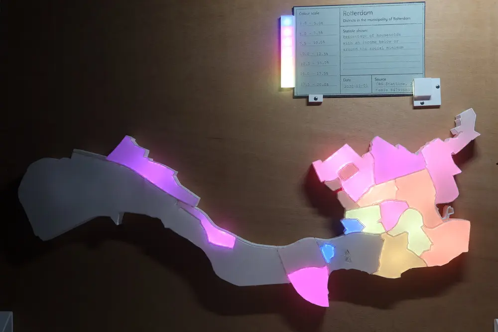 Picture of the visualisation with a card inserted. Some of the neighbourhoods are lighted up with different colours ranging from purple to light yellow. At the top the green card showing the description of the data and a legend going from 1.5% to 20%.