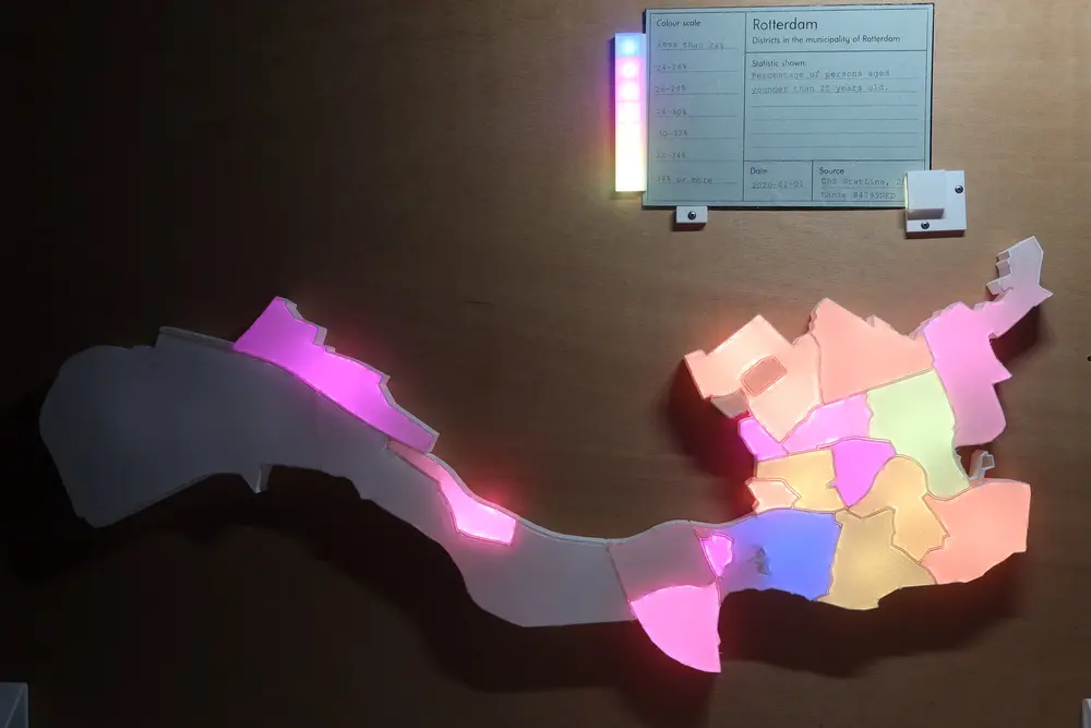 Picture of the visualisation with a card inserted. Some of the neighbourhoods are lighted up with different colours ranging from purple to light yellow. At the top the green card showing the description of the data and a legend going from 'less than 24%' to '24% or more'.